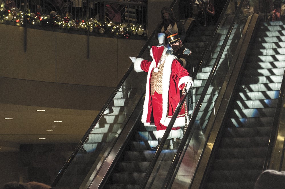 PHOTO EYE | Here comes Santa