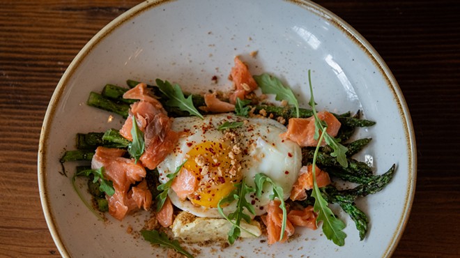 Image: Recipe: Fried Egg with Grilled Asparagus